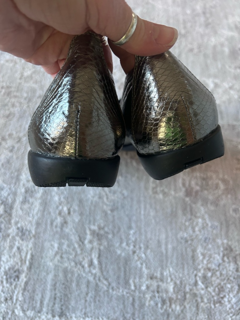NWOB Bellini Women’s Sz 11 Classic Slip On Flats Loafers Pewter Snake Leather - Picture 5 of 8